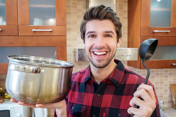 Jovem Feliz Homem Com Grande Sorriso Está Segurando Uma Panela — Fotografia de Stock