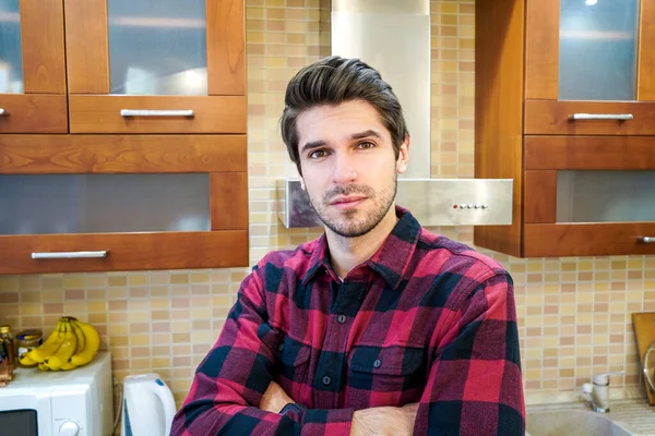 Jovem Chef Bonito Com Olhar Confiante Cozinha Uma Camisa — Fotografia de Stock