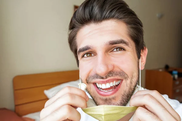 Retrato Jovem Homem Feliz Com Sorriso Largo Puxando Uma Máscara — Fotografia de Stock