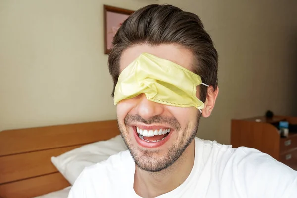 Retrato Jovem Homem Feliz Com Uma Máscara Facial Seus Olhos — Fotografia de Stock