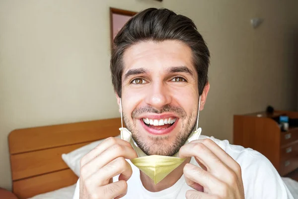 Retrato Jovem Homem Alegre Com Grande Sorriso Afastando Uma Máscara — Fotografia de Stock