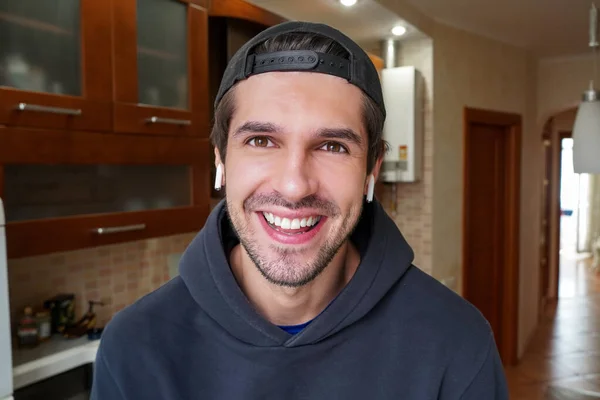 Jovem Homem Latino Bonito Vestindo Airpods Com Sorriso Largo Usando — Fotografia de Stock