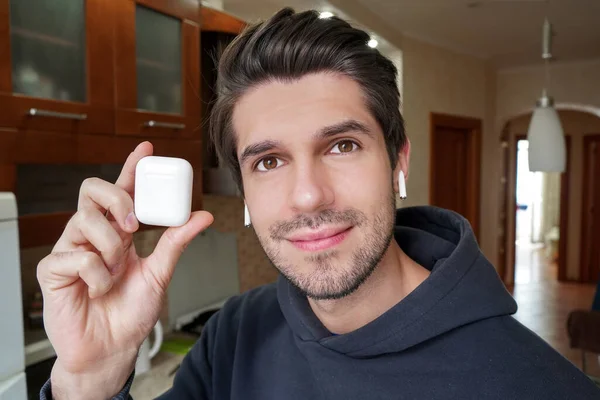 Jovem Atraente Latino Homem Segurando Airpods Com Sorriso Encantador Usando — Fotografia de Stock