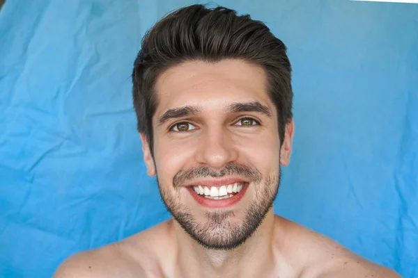 Retrato Homem Bonito Jovem Com Sorriso Bonito Largo Pele Perfeita — Fotografia de Stock
