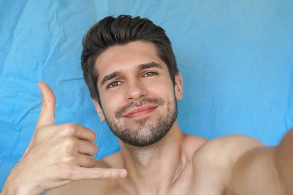 Retrato Jovem Bonitão Tirando Uma Selfie Com Sorriso Bonito Pele — Fotografia de Stock