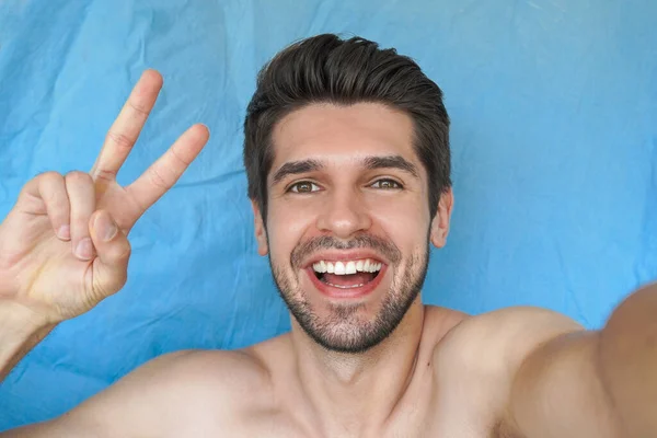 Retrato Jovem Atraente Tomando Uma Selfie Com Belo Sorriso Largo — Fotografia de Stock