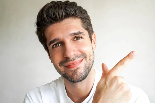 Retrato Jovem Homem Atraente Com Sorriso Bonito Resolver Apontando Esquerda — Fotografia de Stock