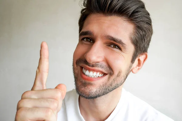 Retrato Jovem Bonito Com Grande Sorriso Aberto Apontando Para Cima — Fotografia de Stock