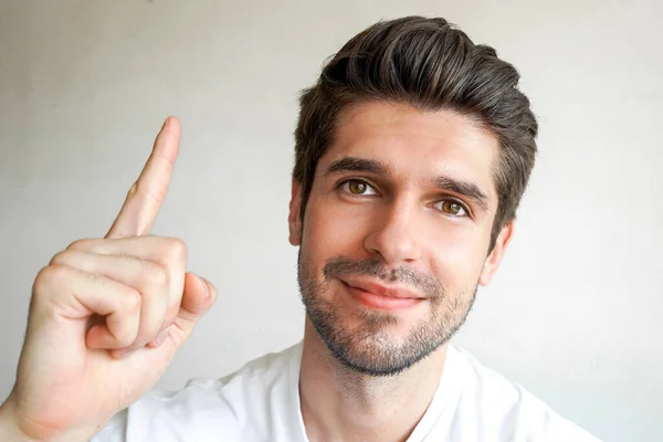 Retrato Jovem Bonito Homem Com Sorriso Bonito Resolver Apontando Para — Fotografia de Stock