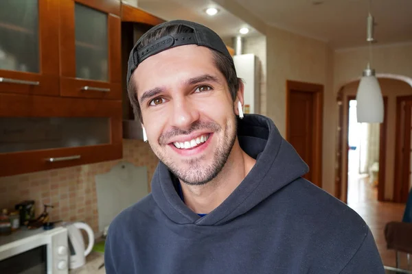 Jovem Atraente Latino Vestindo Airpods Com Sorriso Largo Vestindo Capuz Fotos De Bancos De Imagens