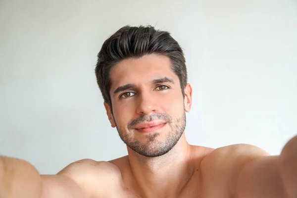 Jovem Lindo Latino Homem Com Cabelo Perfeito Pele Está Tomando — Fotografia de Stock