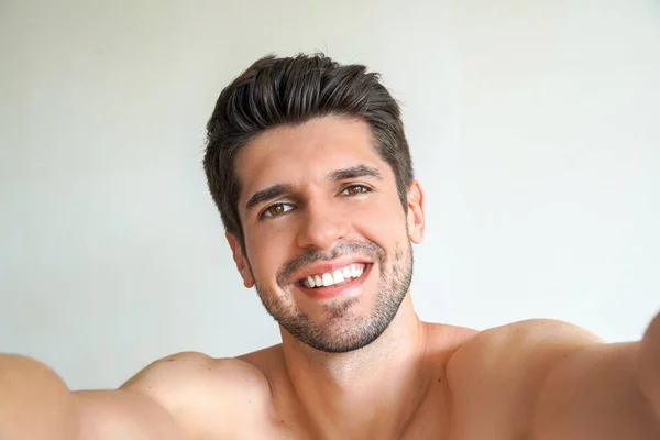Jovem Lindo Latino Homem Com Cabelo Perfeito Pele Está Tomando — Fotografia de Stock
