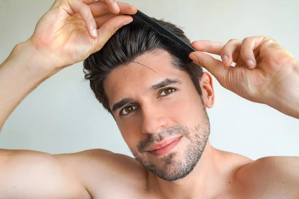 Homem Latino Bonito Jovem Com Uma Pele Perfeita Cabelo Está Imagens De Bancos De Imagens Sem Royalties