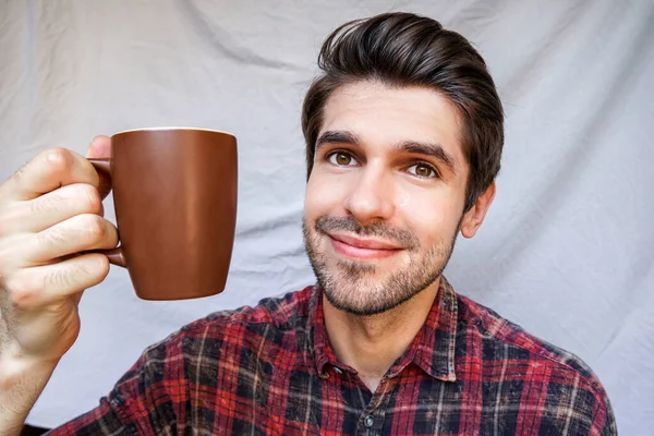 Jovem Homem Latino Bonito Com Uma Cara Alegre Segurando Uma — Fotografia de Stock