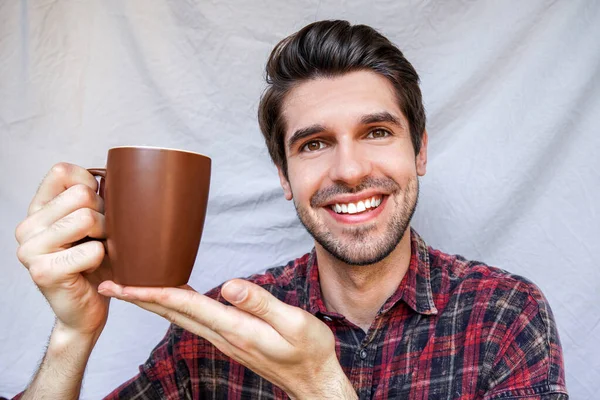 Jovem Homem Bonito Com Belo Sorriso Mostrando Uma Caneca Café — Fotografia de Stock