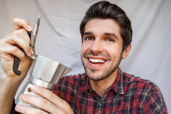 Retrato Jovem Homem Bonito Com Grande Sorriso Segurando Uma Panela — Fotografia de Stock