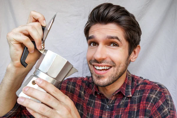 Retrato Jovem Homem Alegre Com Grande Sorriso Segurando Pote Moka — Fotografia de Stock