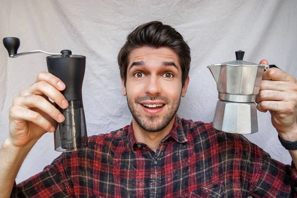 Retrato Jovem Surpreso Com Rosto Chocado Segurando Moedor Café Manual — Fotografia de Stock