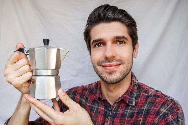 Retrato Jovem Bonito Com Rosto Alegre Segurando Pote Moka Brilhante — Fotografia de Stock