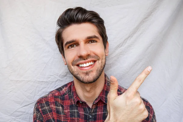 Retrato Jovem Atraente Com Sorriso Largo Apontando Esquerda Com Dedo — Fotografia de Stock