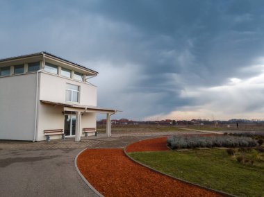 Bosna-Hersek 'in Bijeljina kenti yakınlarındaki Hase' deki yeni mezarlıkta düzenlenen ayinsel Ortodoks Kilisesi.