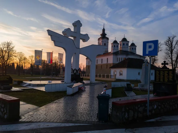 Monumento Los Soldados Caídos Guerra Patriótica Junto Iglesia Ortodoxa Serbia — Foto de Stock