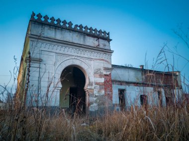Dünya Savaşı 'ndaki Müttefik bombardımanından sonra Avusturya-Macaristan monarşisi sırasında Berlin Kongresi' nden sonra inşa edilen eski bir tren istasyonunun kalıntıları. Bugün terk edildi ve unutulup gitti..