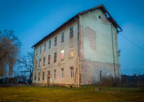 Antiguo Edificio Apartamentos Con Una Fachada Peeling Con Techo Ruinas — Foto de Stock