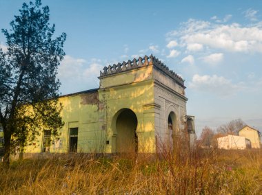 Dünya Savaşı 'ndaki Müttefik bombardımanından sonra Avusturya-Macaristan monarşisi sırasında Berlin Kongresi' nden sonra inşa edilen eski bir tren istasyonunun kalıntıları. Bugün terk edildi ve unutulup gitti..