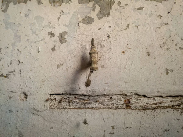 Viejo Grifo Latón Oxidado Roto Pared Edificio Abandonado Triste Deprimente —  Fotos de Stock