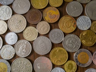 Beyaz arka planda farklı ülke paraları. Dünyanın çeşitli ülkelerinin para birimleri. Bakır ve nikel kullanımı.