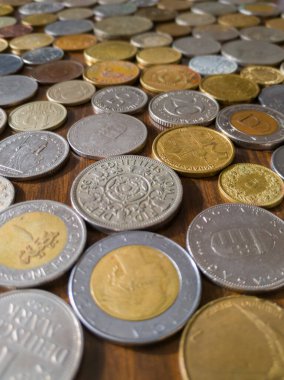 Beyaz arka planda farklı ülke paraları. Dünyanın çeşitli ülkelerinin para birimleri. Bakır ve nikel kullanımı.