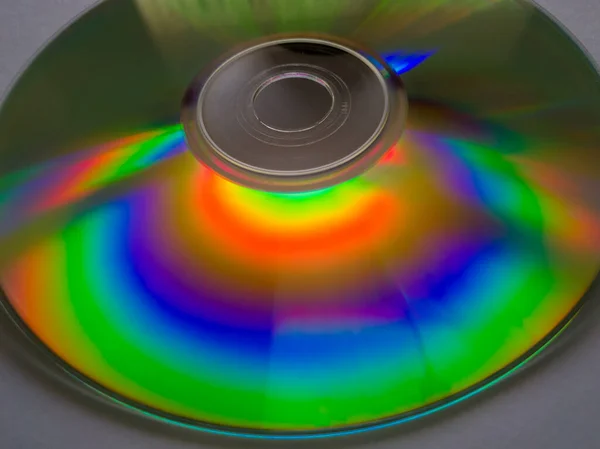 コンパクトディスク フィリップスとソニーが共同開発し 1982年に発売したデジタル光ディスクデータ記憶方式である 虹色の白い背景のディスク — ストック写真