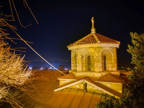 カルメゲダン要塞の聖ペトカ教会 Crkva Svete Petke または合流点の上の丘の上のベオグラード要塞サヴァ川とドナウ川夜 — ストック写真