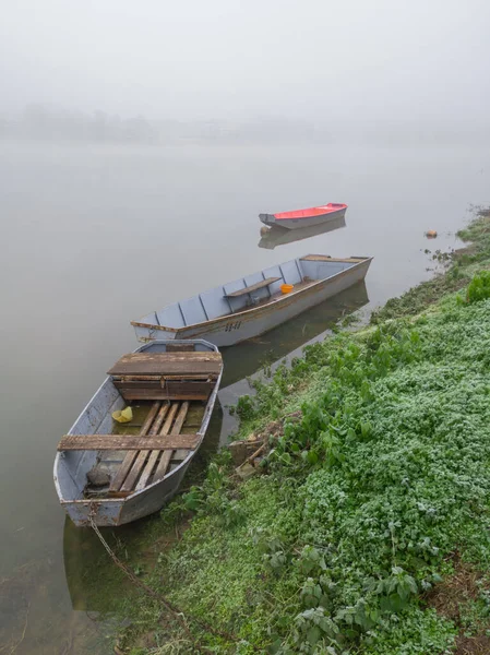Fischerboote Ankerten Dichten Nebel Ufer Des Flusses Herbst Düstere Nebelszene — Stockfoto