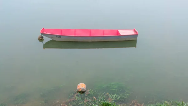 Fischerboot Das Flussufer Dichten Nebel Festmachte Herbst Düstere Nebelszene Von — Stockfoto