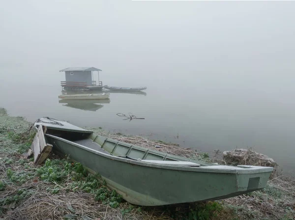 Les Vieux Engins Pêche Semblent Solitaires Abandonnés Dans Brouillard Calme — Photo