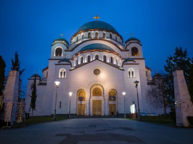 Geceleri Sırbistan 'ın Belgrad kentindeki Vracar platosundaki Aziz Sava Kilisesi (Hram Svetog Save). Balkan 'daki en büyük Sırp Ortodoks tapınağı ve en büyük ortodoks tapınağı..