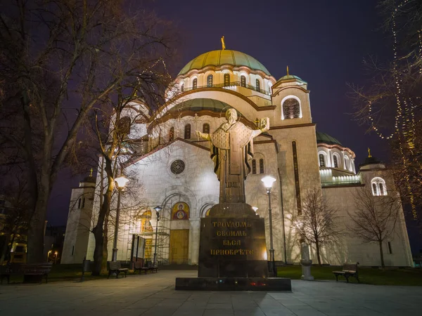 Aziz Sava Tapınağı veya Aziz Sava Kilisesi (Hram Svetog Save) önündeki Aziz Sava Anıtı, Sırbistan 'ın başkenti Belgrad' daki Vracar Platosu 'nda geceleyin.
