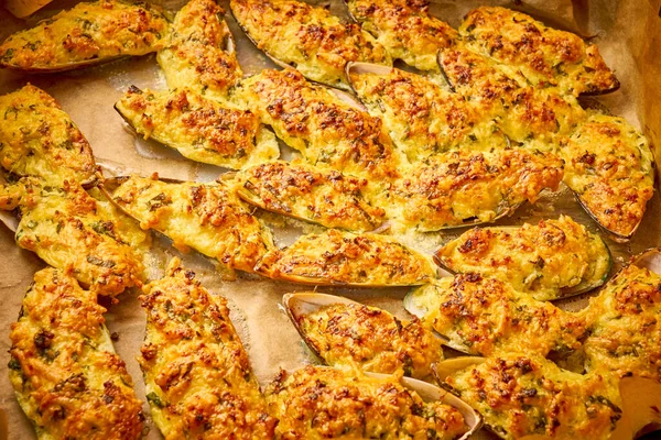Krem peynirli fırında midye maydanozlu ve fırında sarımsaklı.