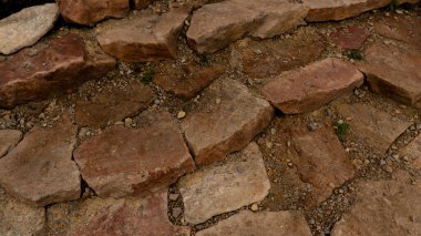 Bir kaya basamağının yakın çekimi. Eski doğal granit basamaklar