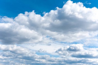 Gökyüzünde süzülen beyaz bulutlar. Kabarık bulutlu arkaplan