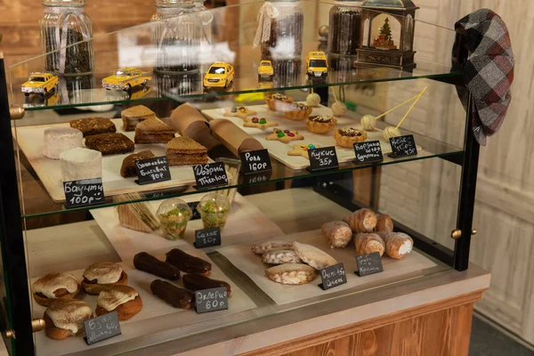 Café fenêtre avec pâtisserie et boulangerie fraîche.Voitures de taxi jouet dans la boulangerie Image En Vente