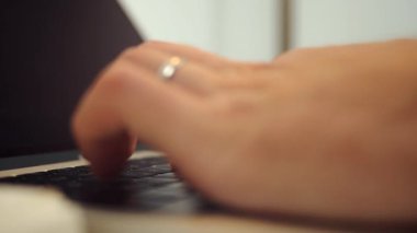 Adam elleri bilgisayarın klavyesini kullanıyor.