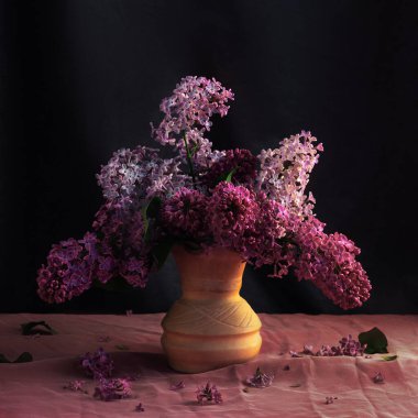 Vazodaki çiçekler sabah ışığında bir masanın üzerinde.