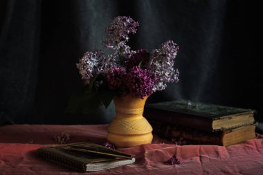 Vazodaki çiçekler sabah ışığında bir masanın üzerinde.