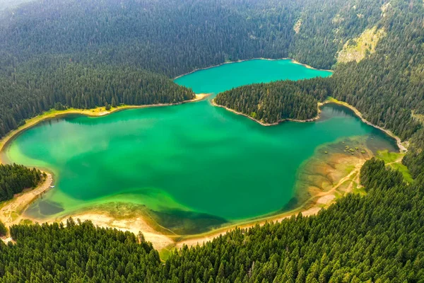 Karadağ Ulusal Parkı 'ndaki cennet gibi kara gölün havadan çekilmiş görüntüleri