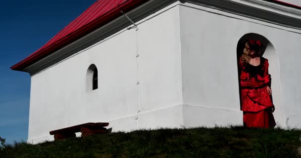 Señora Traje Histórico Vestido Rojo Caminando Cerca Capilla Blanca — Vídeos de Stock