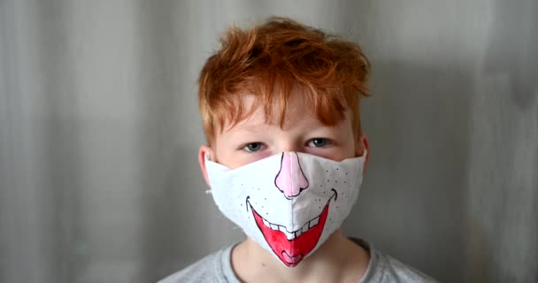 Koronavirüs Salgını Sırasında Boyanmış Orijinal Yüz Maskesi Takan Kızıl Saçlı — Stok video