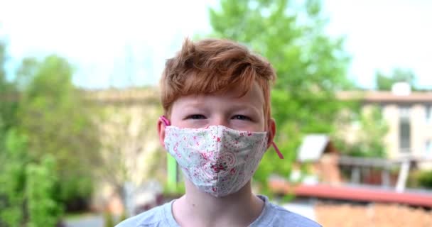 Rood Haar Europees Jongen Tiener Dragen Gezichtsmasker Hand Gemaakt Staande — Stockvideo